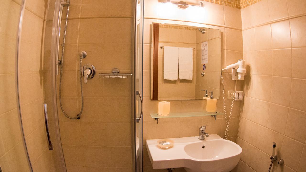 มาร์ติโน ไอ มอนติ Hotel โรม ภายนอก รูปภาพ
